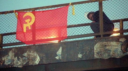 Bandeiras vermelhas com foice e martelo foram penduradas pelas ruas de Lima.